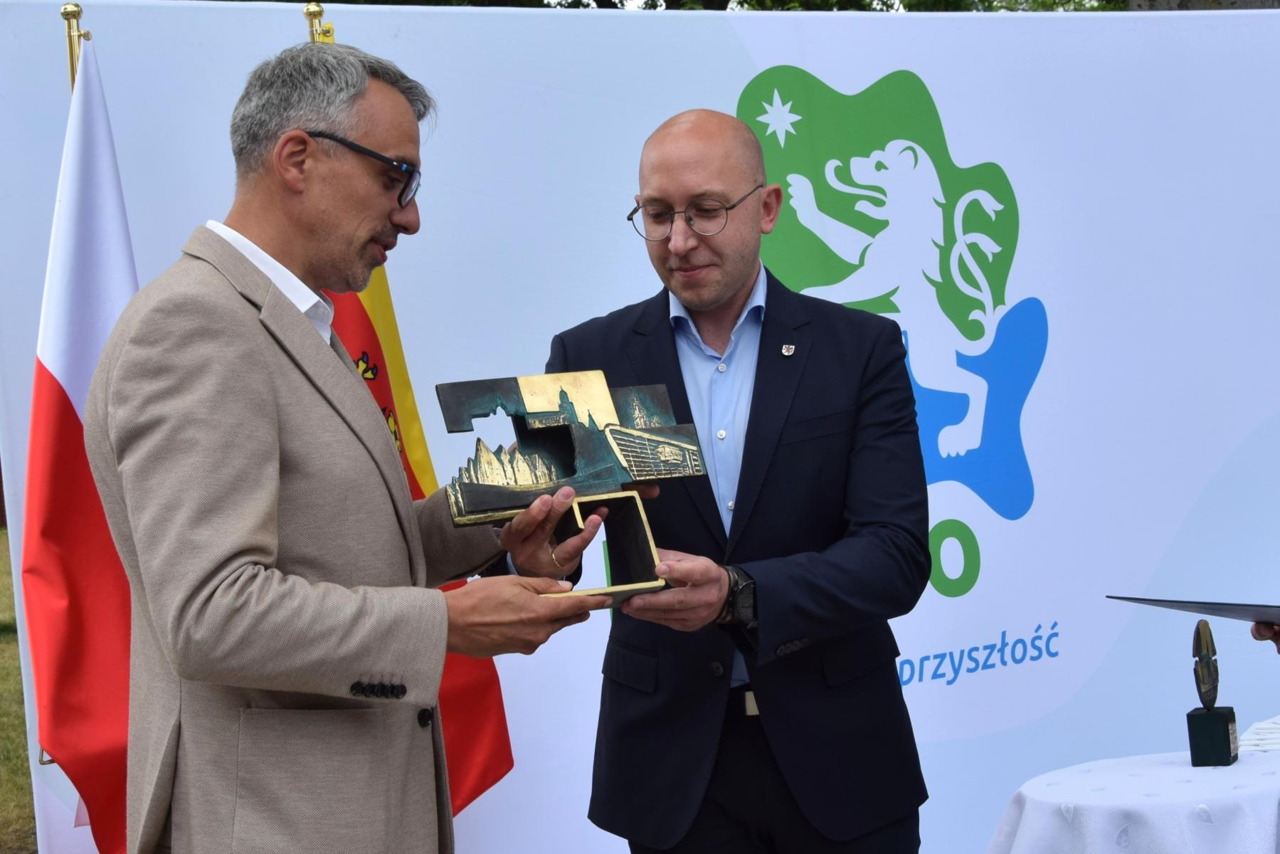 Wicemarszałek wręcza statuetkę burmistrzowi Dębna