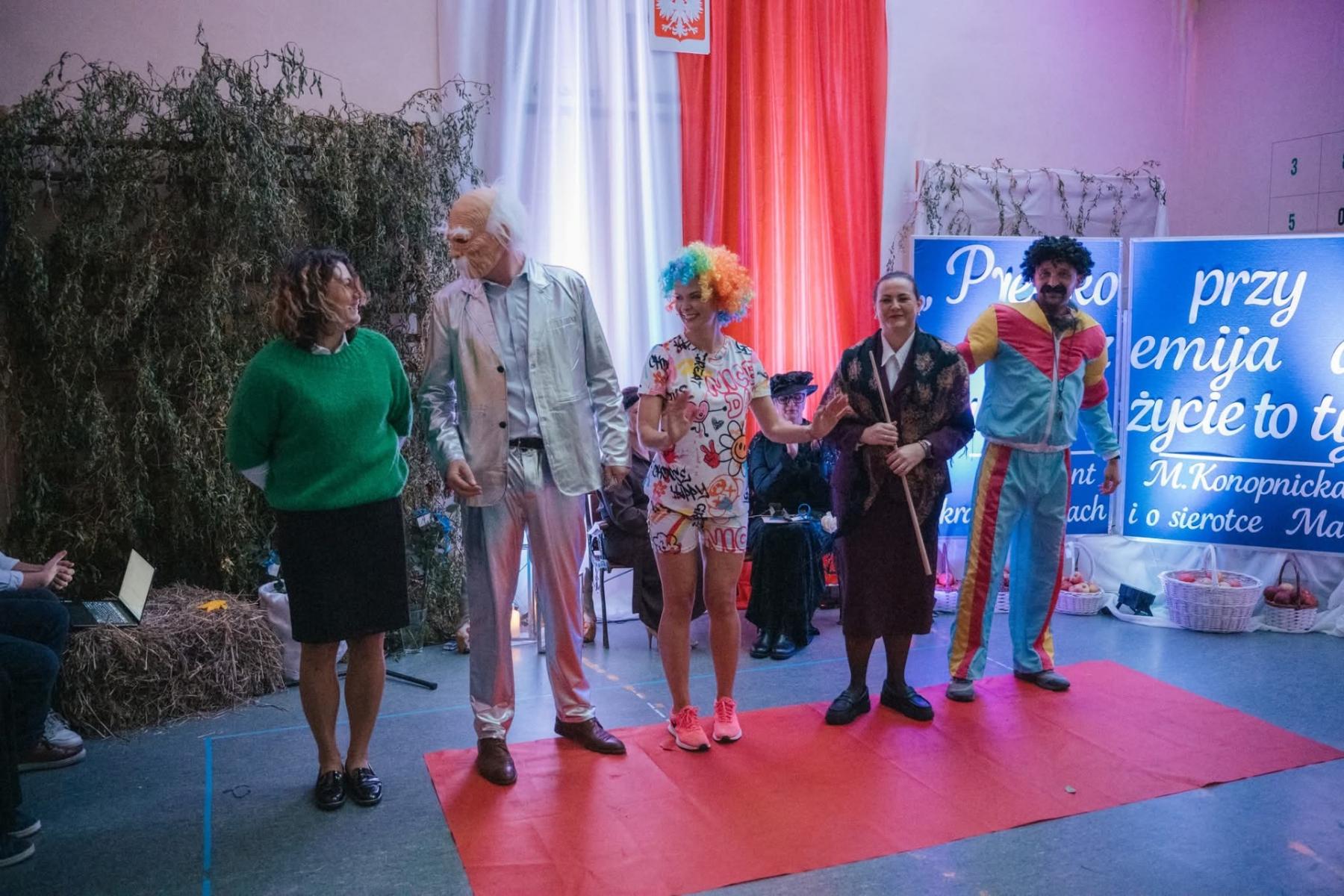 5 osób przebrane w różne stroje, z perukami na głowie. 