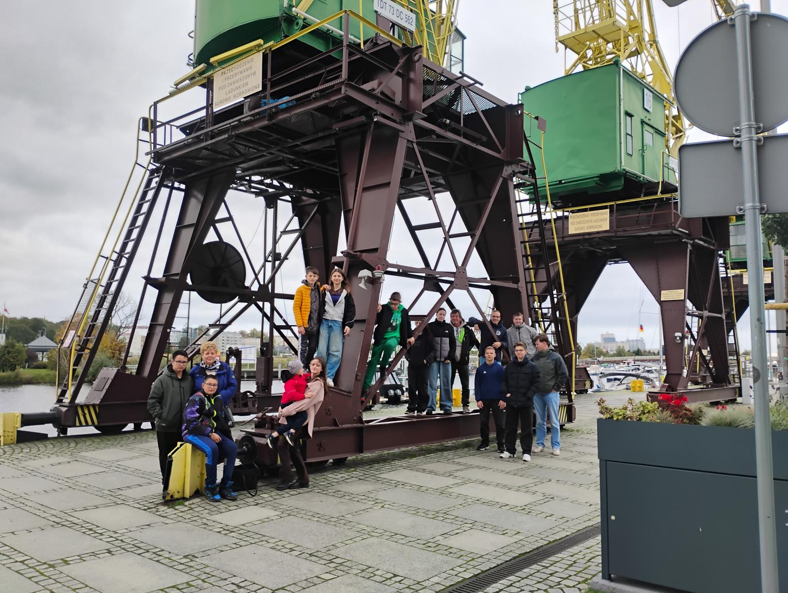 Dzieci stoją na dźwigarach przy rzece