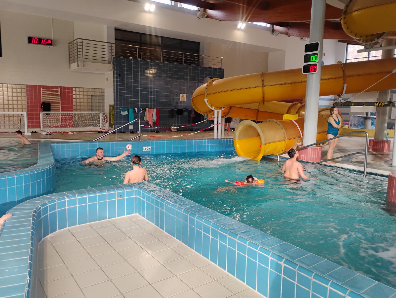 Dzieci w basenie, ż&oacute;łta zjeżdżalnia