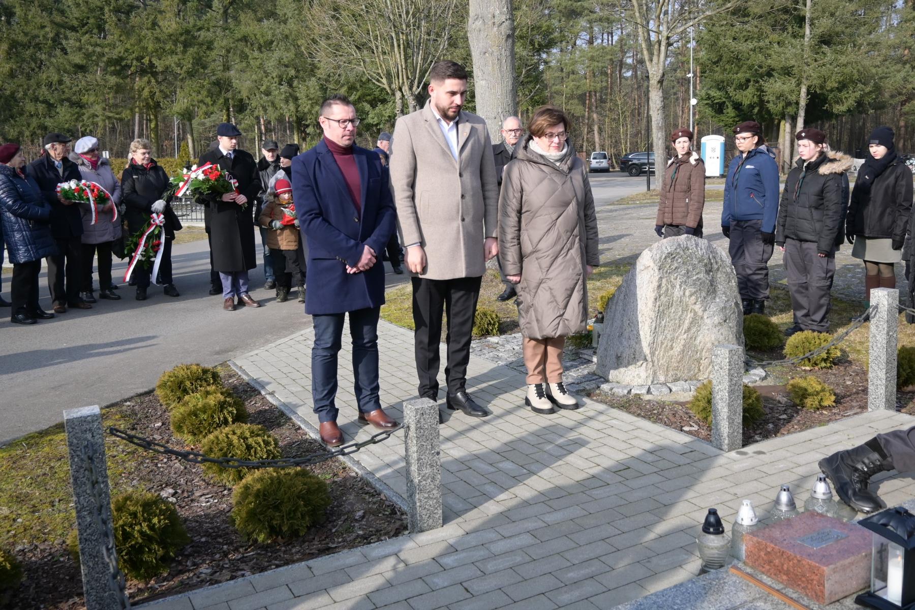 Przedstawiciele samorządu trzy osoby stoją , od lewej dwóch mężczyzn, kobieta