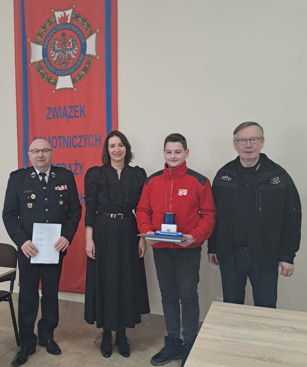 Od lewej stoją: E. Skoczylas, B. Biaduń Broda, młody chłopak, J. Robak w strojach pożarniczych  