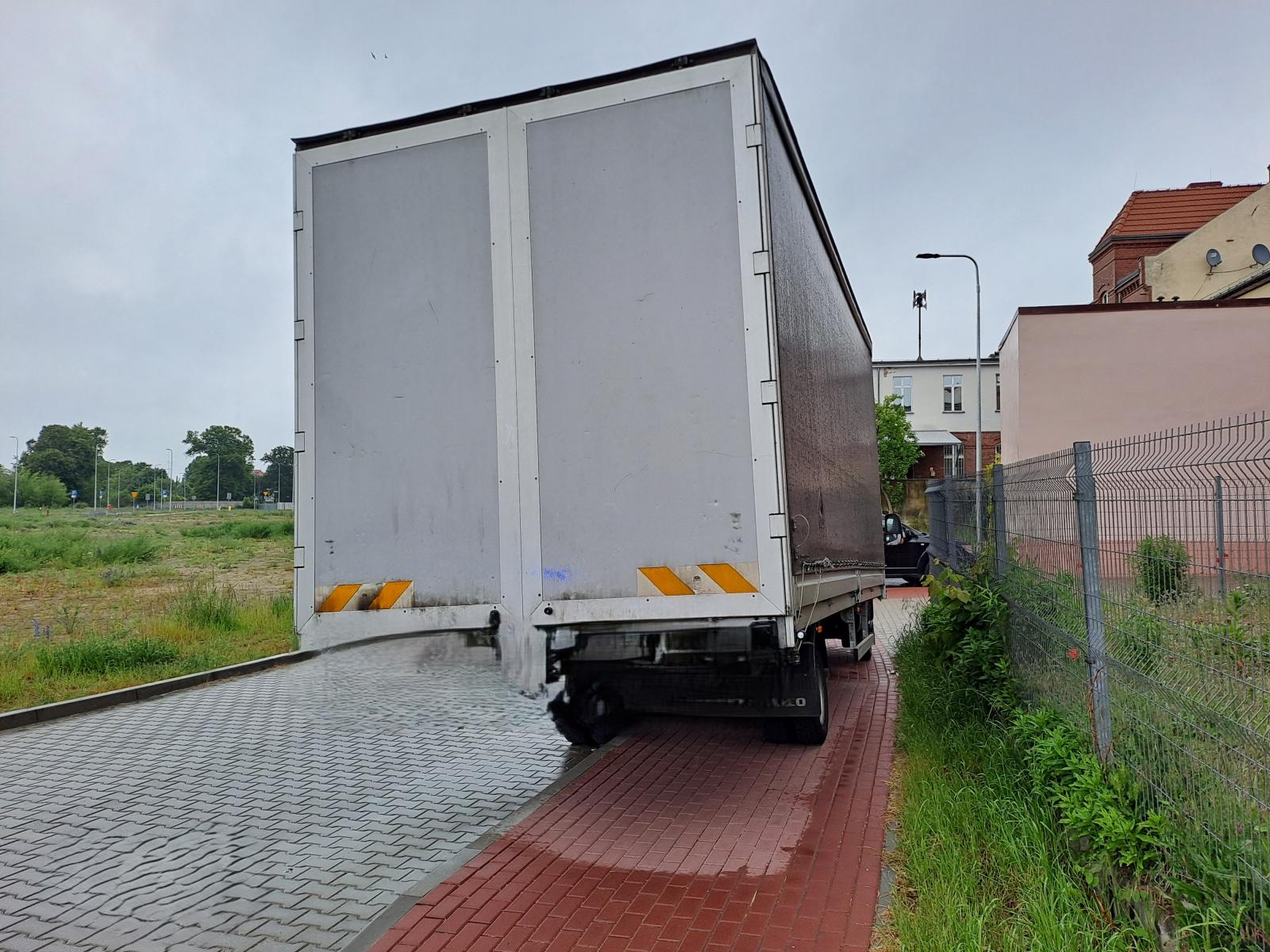 Zaparkowany samochód ciężarowy stoi  na chodniku