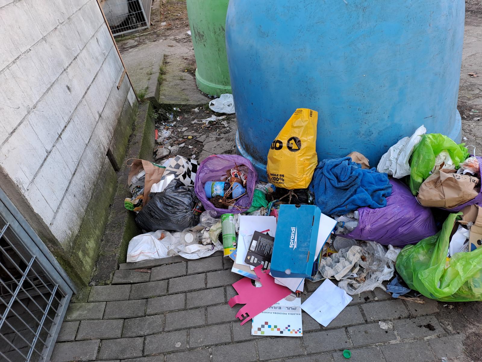 Śmieci leza wokół pojeminków iglo