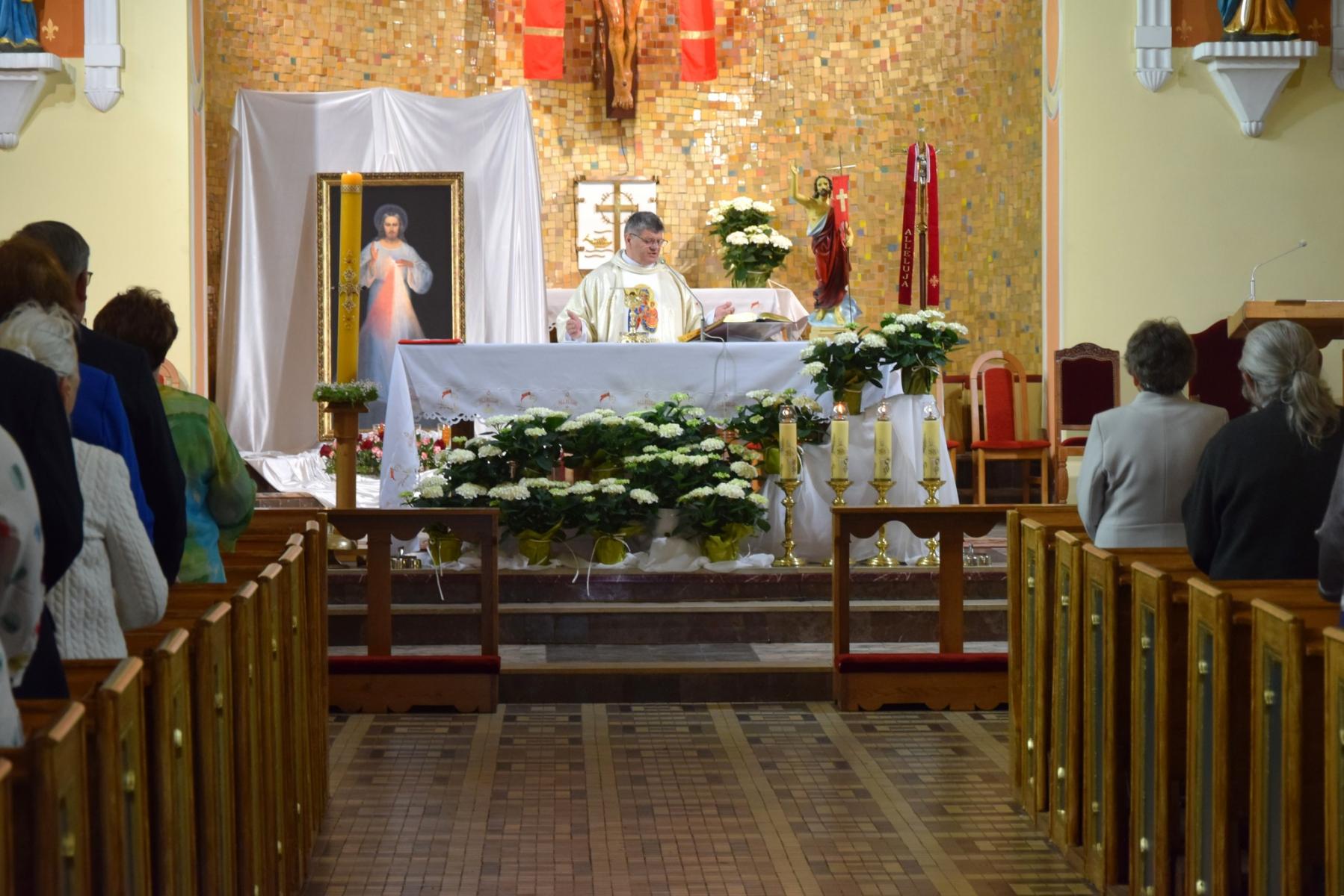 Widok na ołtarz w kościele za ołtarzem ksiądz