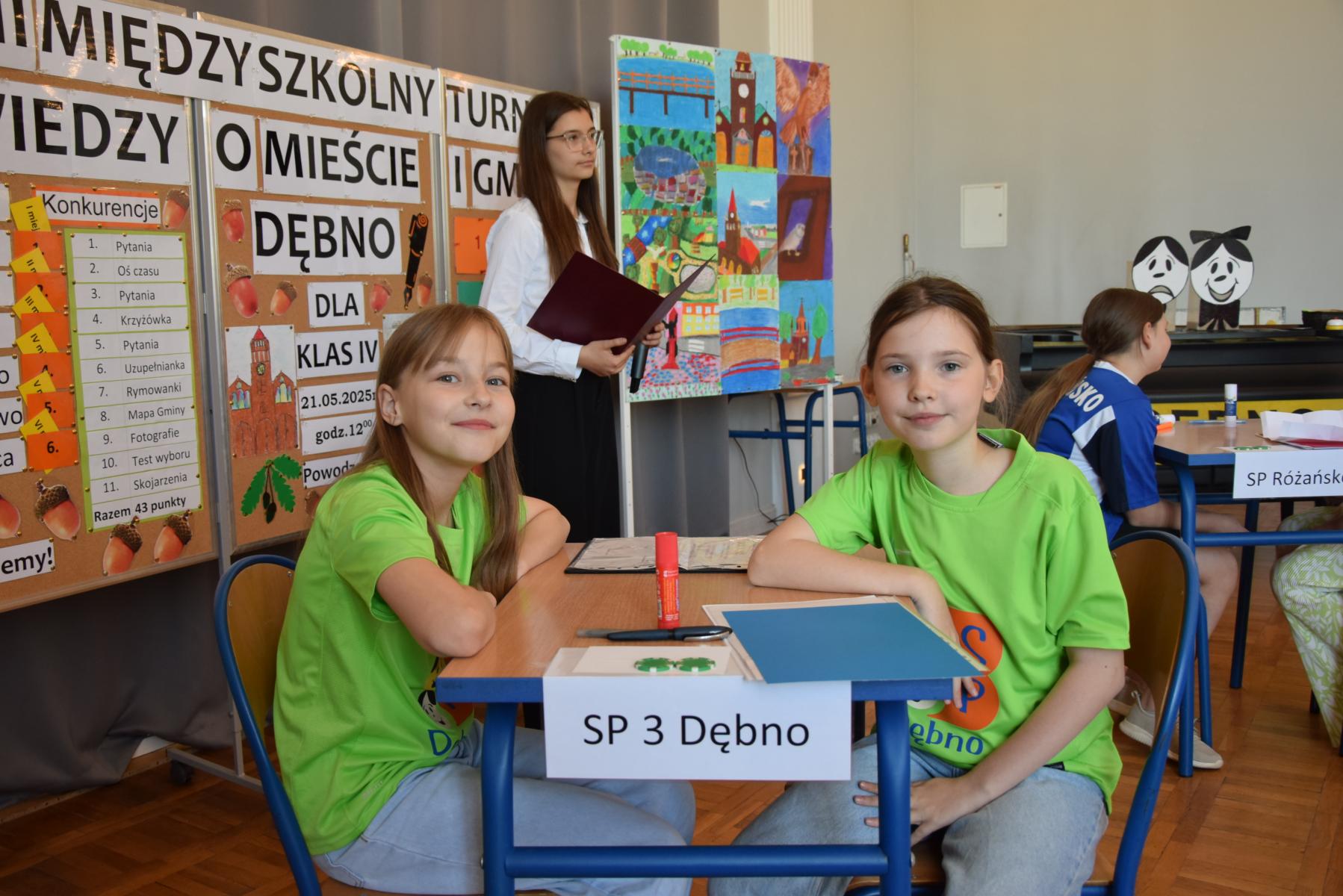 dwie dziewzynki siedza przy ławce