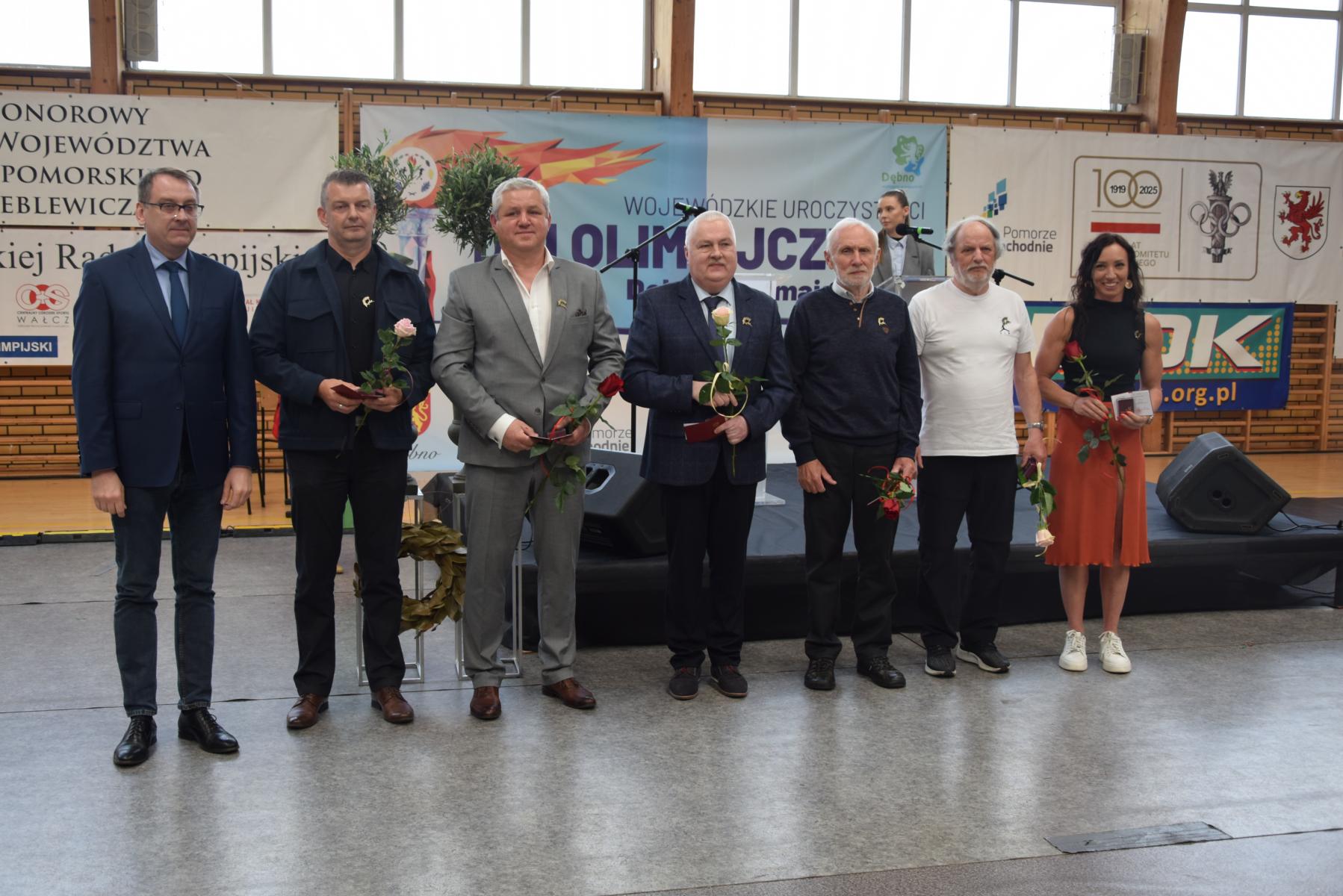 Wyróżnione osoby stoja w szeregu