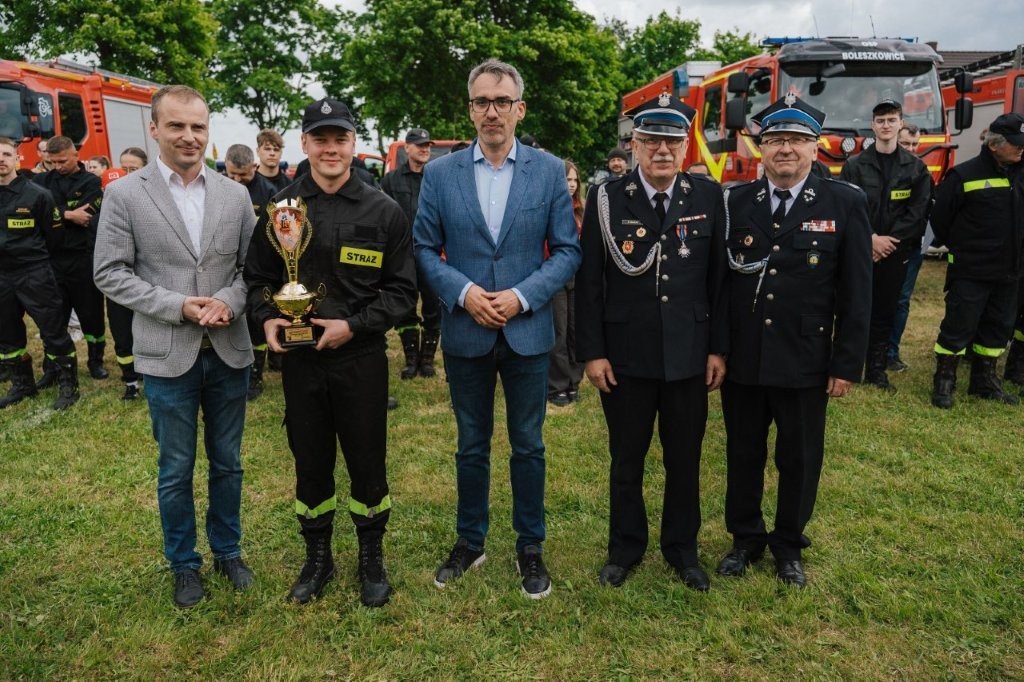 Od lewej stoją: wojt gminy Boleszkowice, ochotnik z pucharem, burmistrz dębna, dwch strażaków w mundurach  