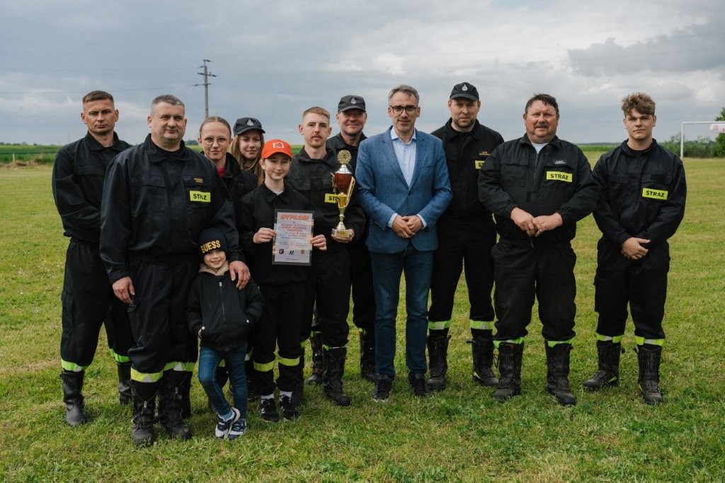 Burmistrz Dębna z drużyną OSP Dargomyśl