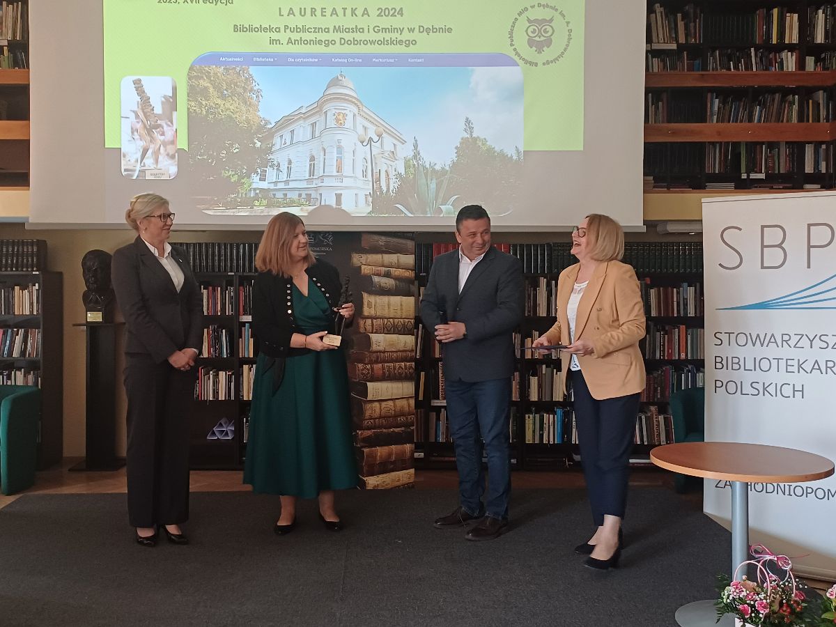 Cztery osoby stoją, druga od lewej pani dyrektor biblioteki