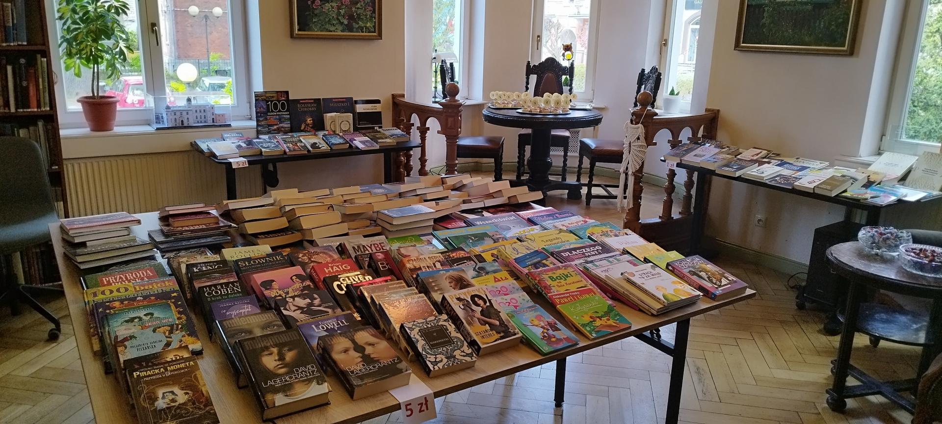 Widok na książki poukładane na stoliku,we wnętrzu 