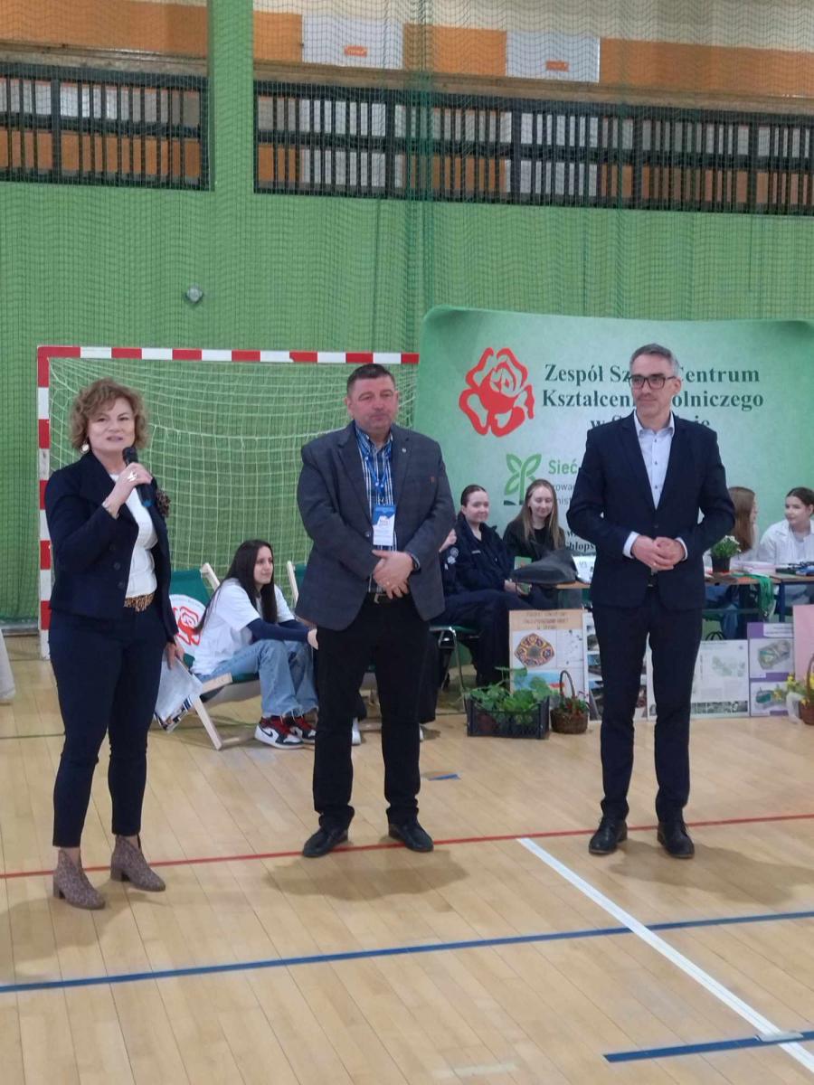 Pani Maria Szatkowska doradca zawodowy z MCK w Dębnie, Pan Tomasz Namieciński dyrektor Centrum Edukacji i Pracy Młodzieży w Szczecinie, Pan Wojciech Czepułkowski Burmistrz Miasta Dębno.