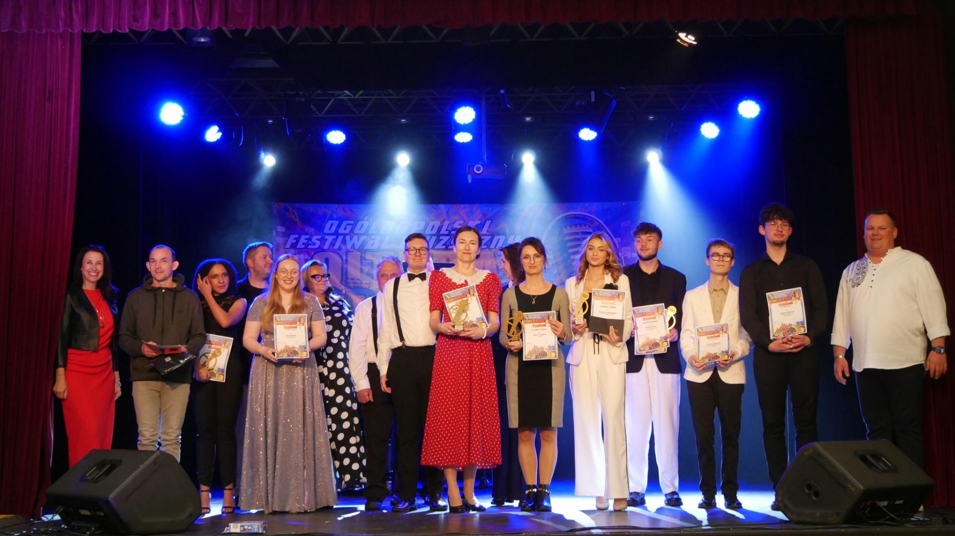 Dorośli uczestnicy nagodzeni na scenie 