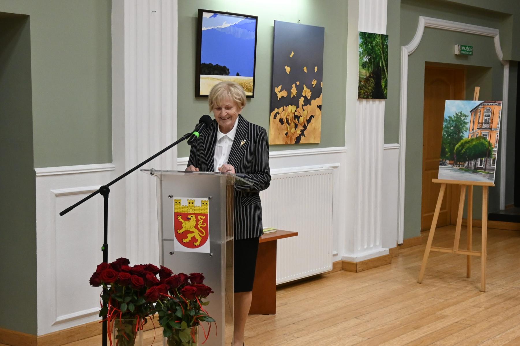 Aniela Kołodziej stoi przy mównicy
