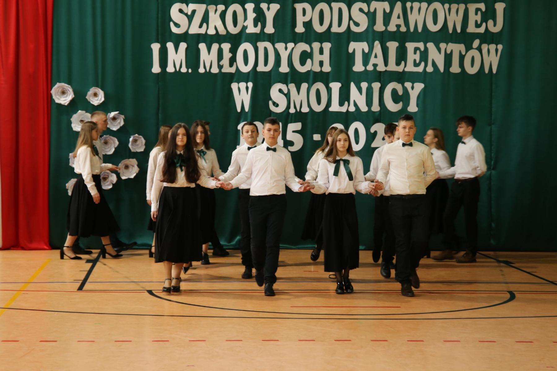 Uczniowoie na sali tańczą poloneza