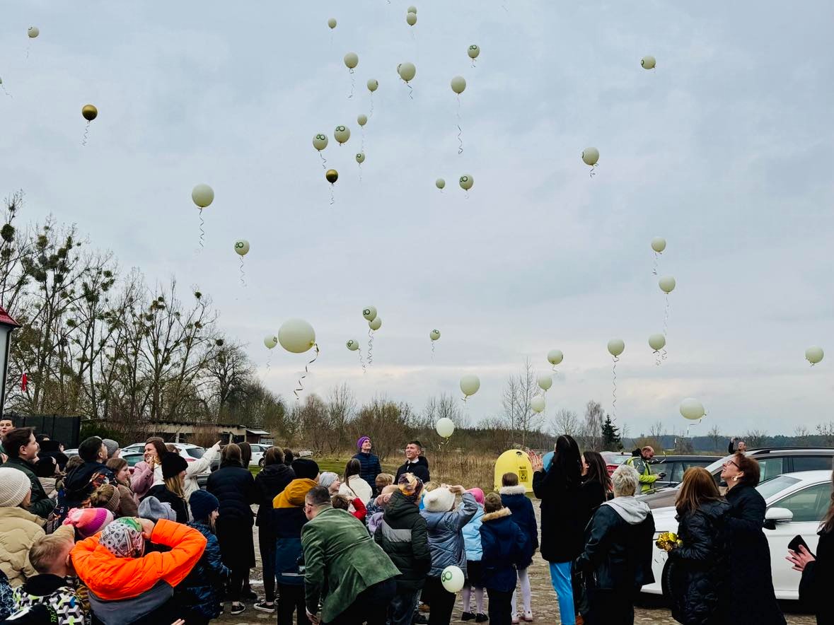 Uczniowoie wypuszczają balony w niebo 