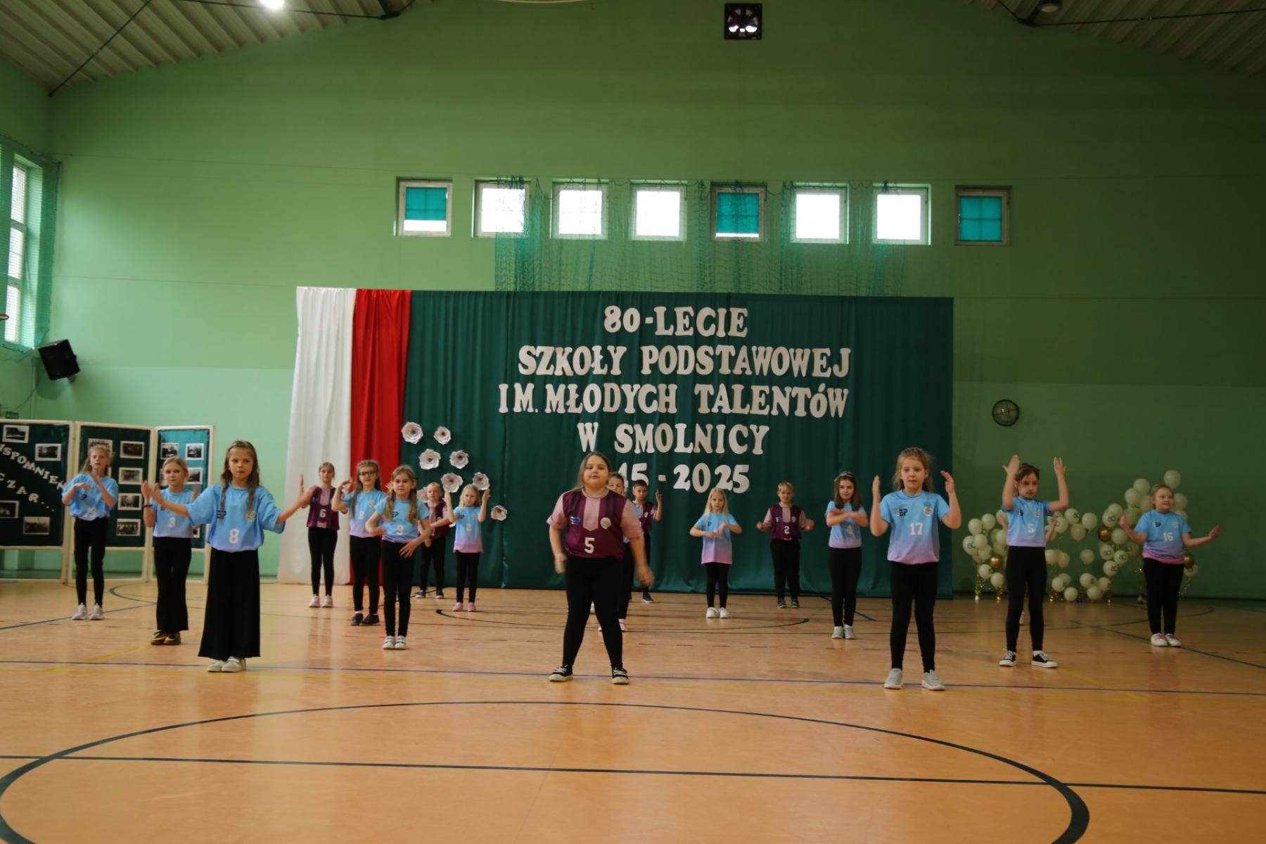 Uczniowie w układzie tnaecznym na sali