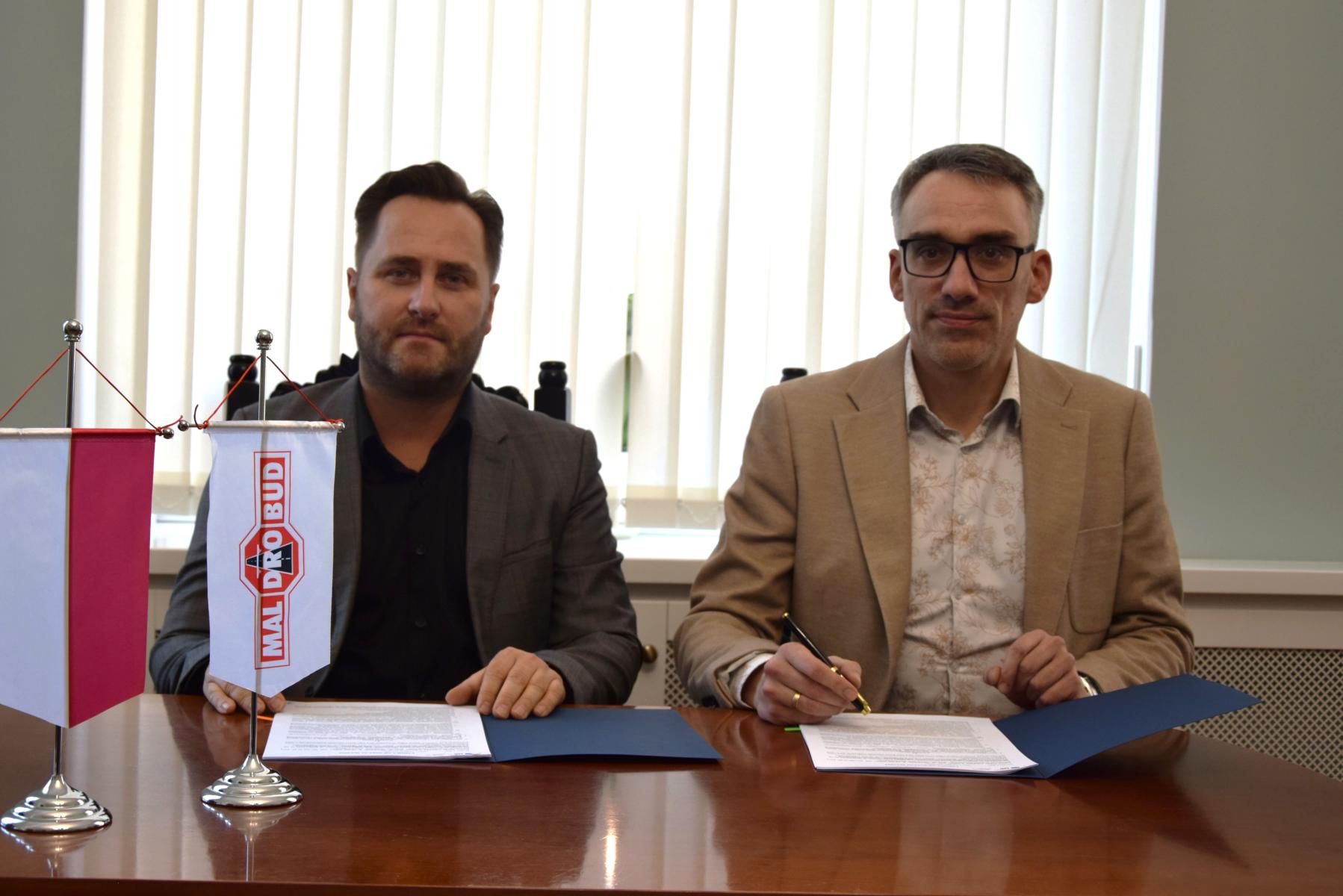 Przy stole siedzą od lewej prezes Maldrobudu i burmistrz Dębna