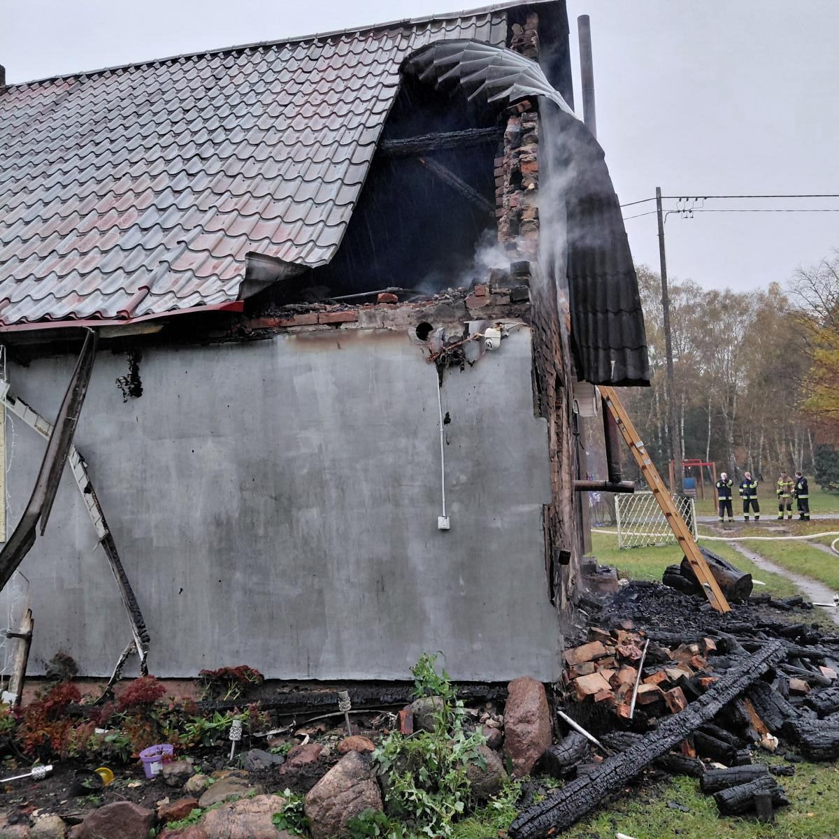 spalony dach na budynku, dzień 