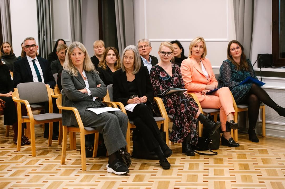 Na krzesełkach siedzą w pierwszym rzędzie: księżniczka z Lichtensteinu, Wenddy Kopp, Joanna Nitka, Katarzyna Nbrdalik, Kornelia Grabowska, w drugim burmistrz Dębna 