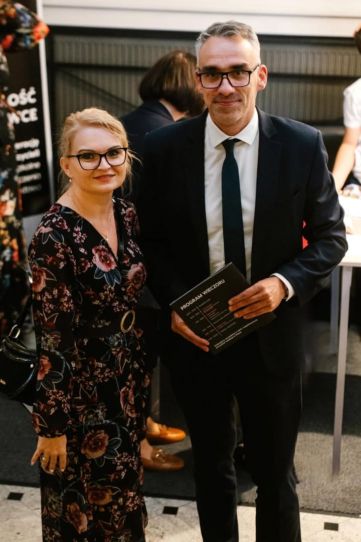 Stoją obok siebie (od lewej) Joanna Nitka, Wojciech Czepułkowski 