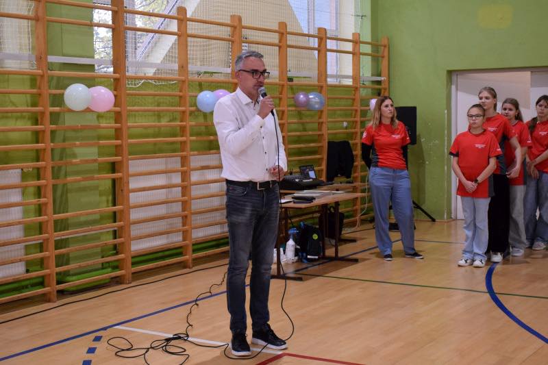 burmistrz dębna mówi przez mikrofon