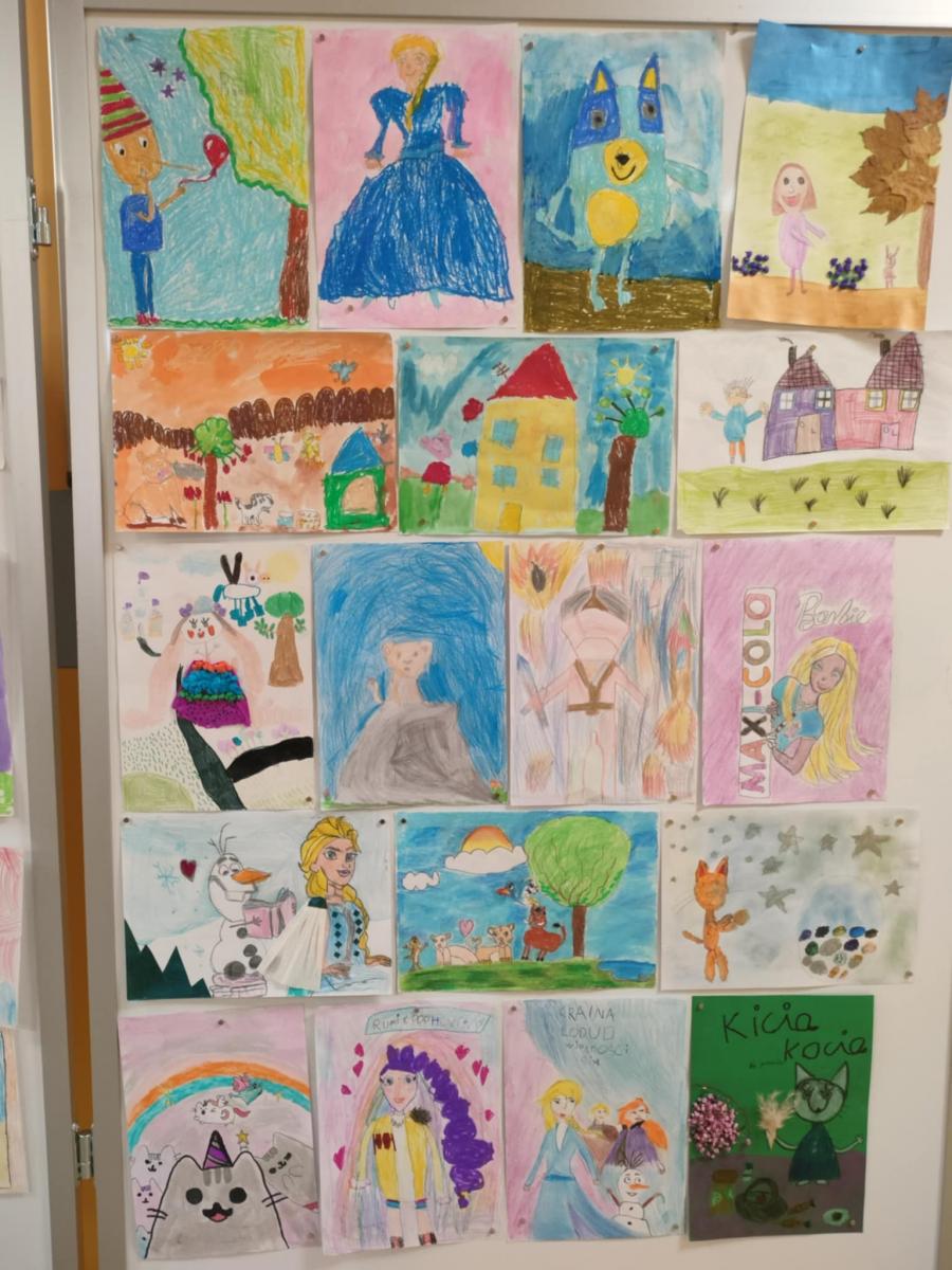 Prace plastyczne powieszone na tablicy