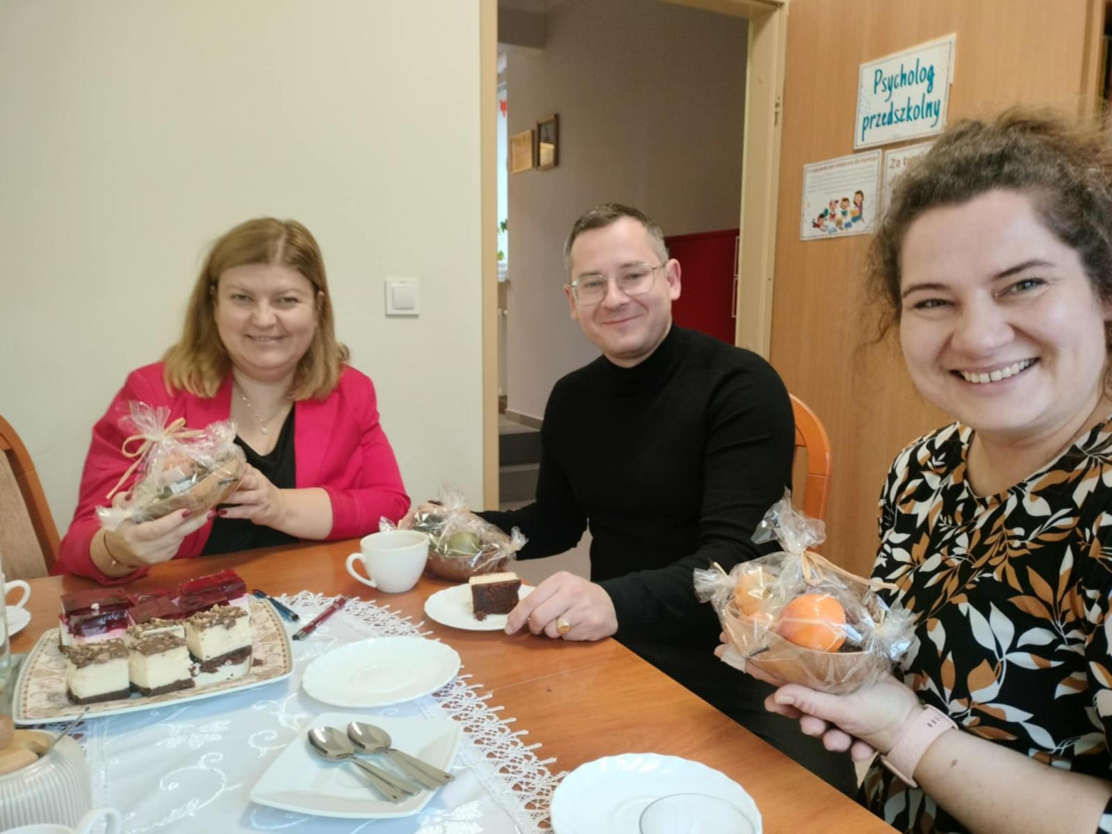 Komisja konkursowa, od lewej przy stole siedzą Monika Piotrowska, Marcin Pech, Monika Bodnar