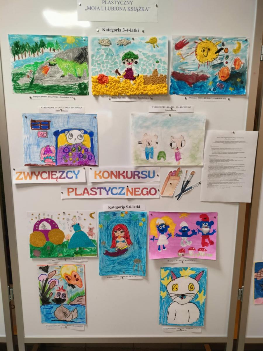 Zwycięski prace plastyczne powieszone na tablicy. 