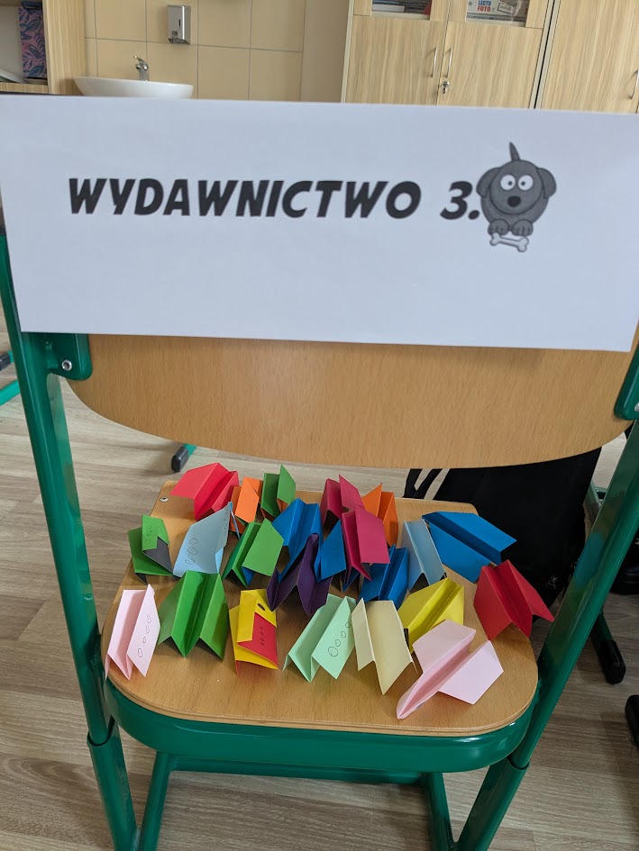Krzesełko, na nim kolorowe karteczki 