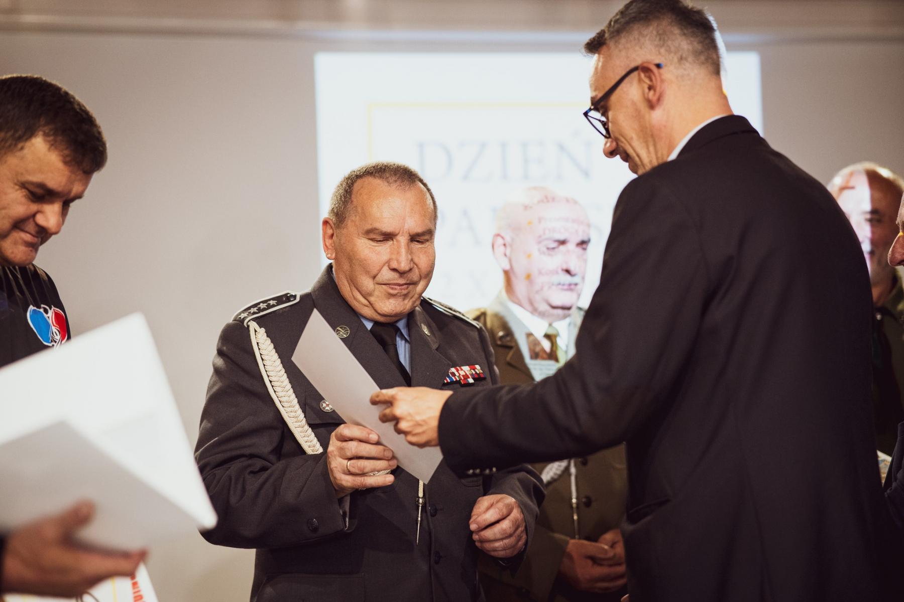 Burmistrz Dębna wręcza dyplomy w konkursie