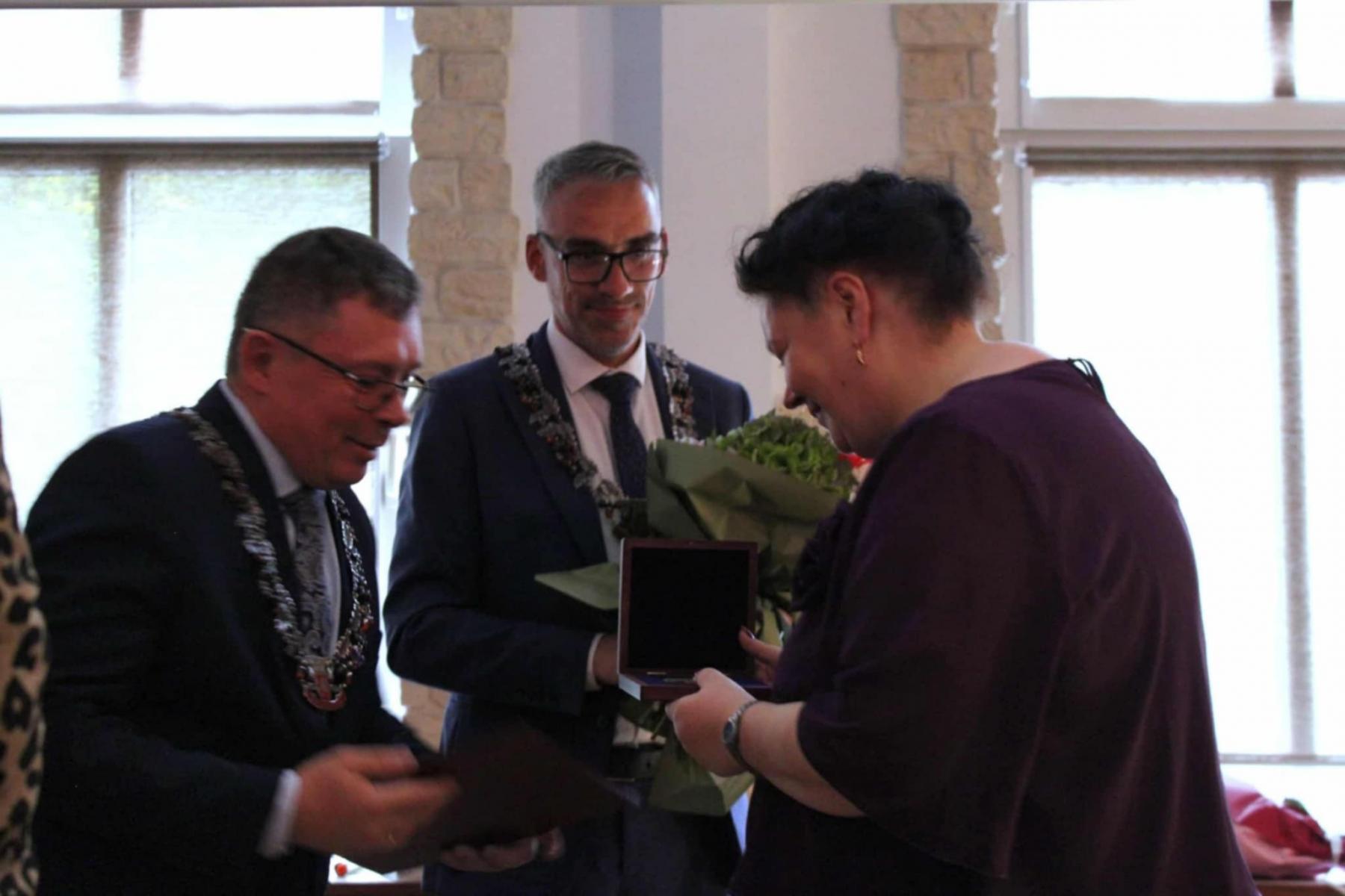 Przewodniczący Rady i Burmistrz składa kwiaty pani dyrektor