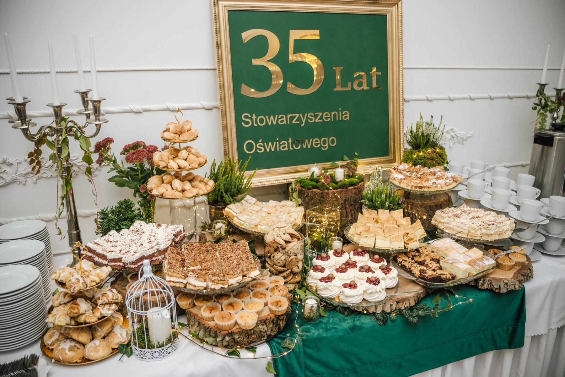 Stolik z wypeikami, ciastem, babeczkami 