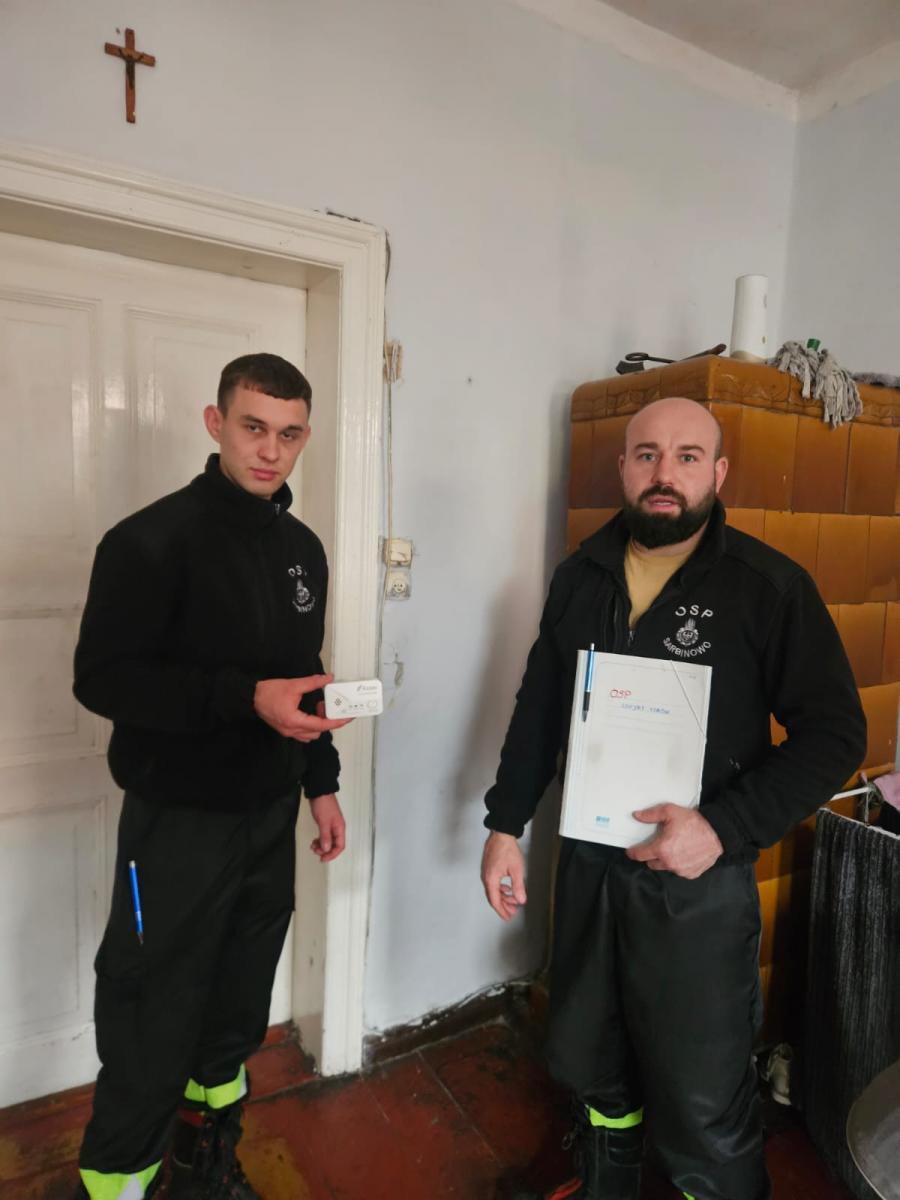 Dwóch strażaków ochotników w pomieszczeniu