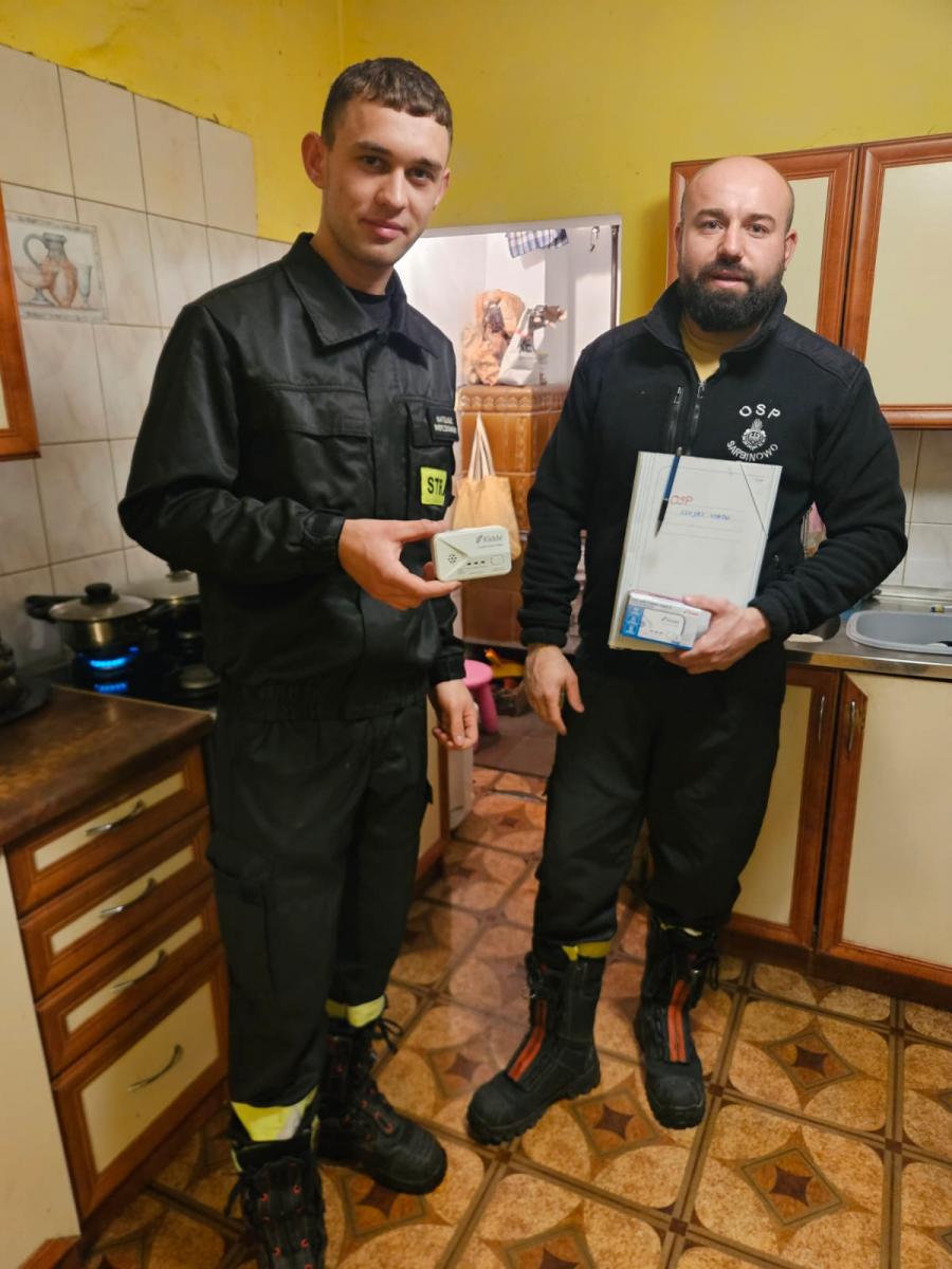 dwóch strażaków ochotników w kuchni