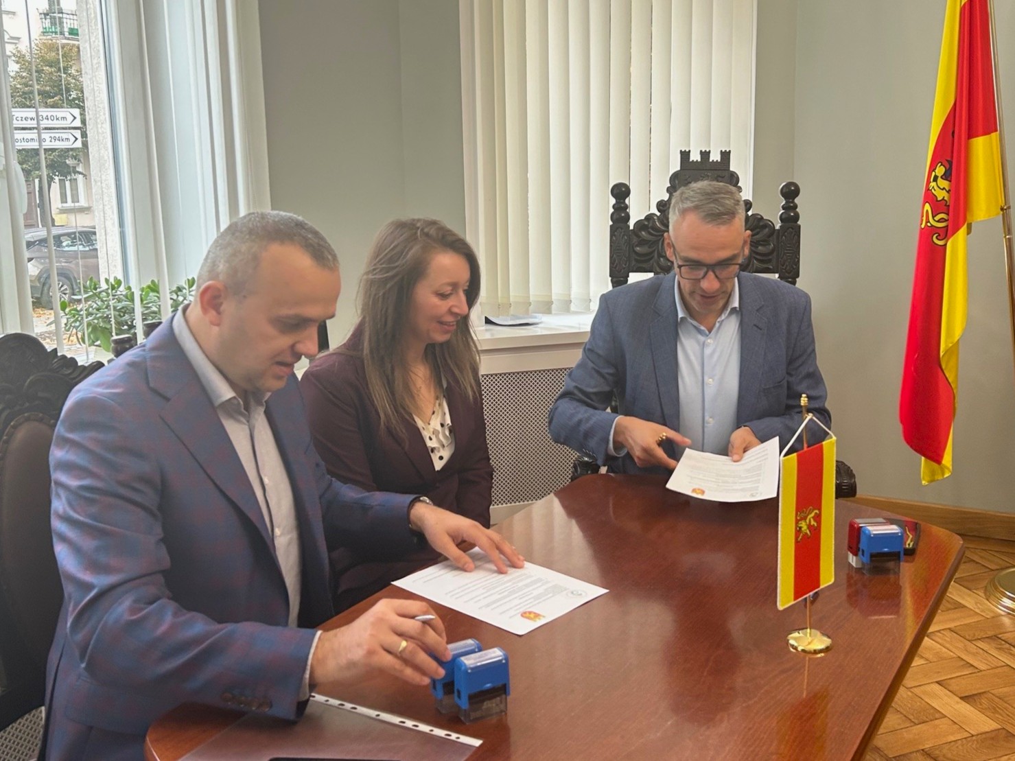 Podpisanie umowy. Od lewej siedzą przy stole w gabinecie: prezes ZSON, pani weiceprezes, burmistrz Dębna