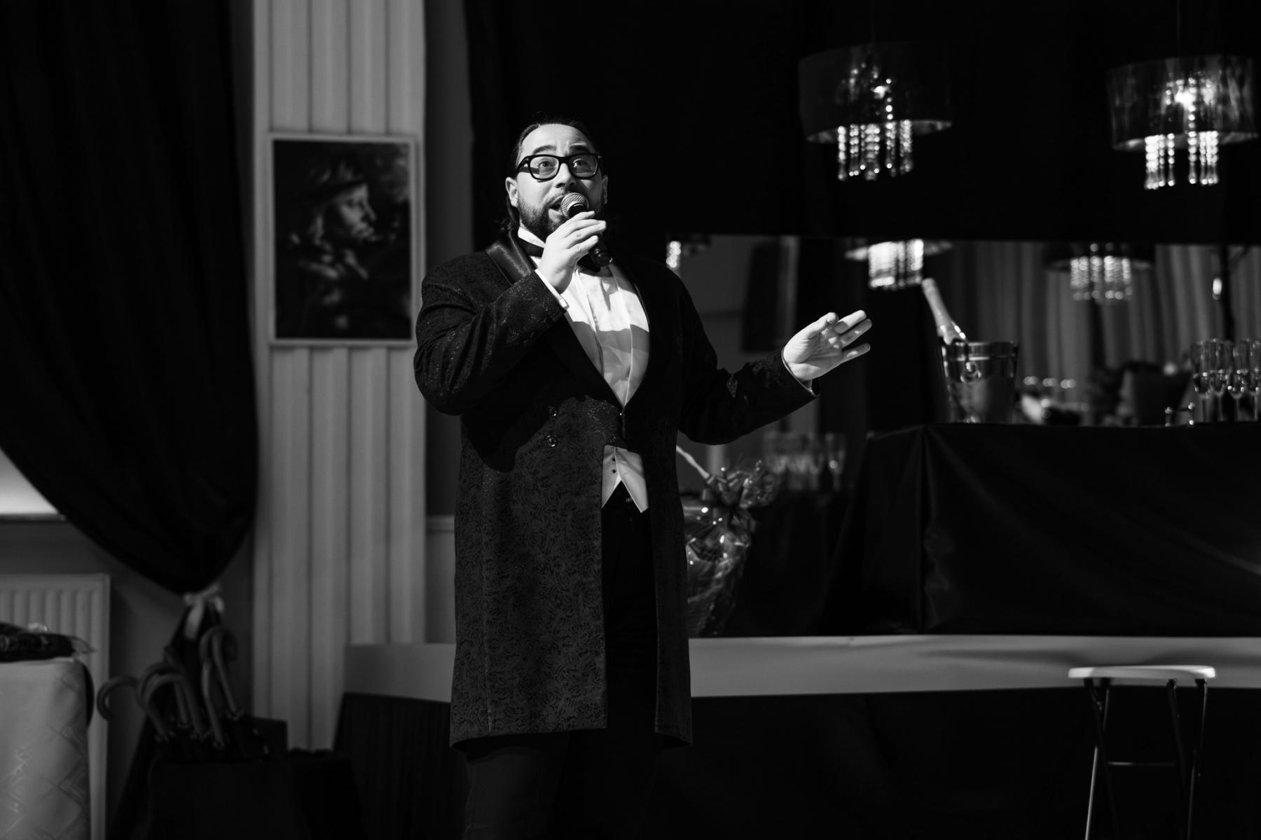 Tenor Patryk śpiewa 