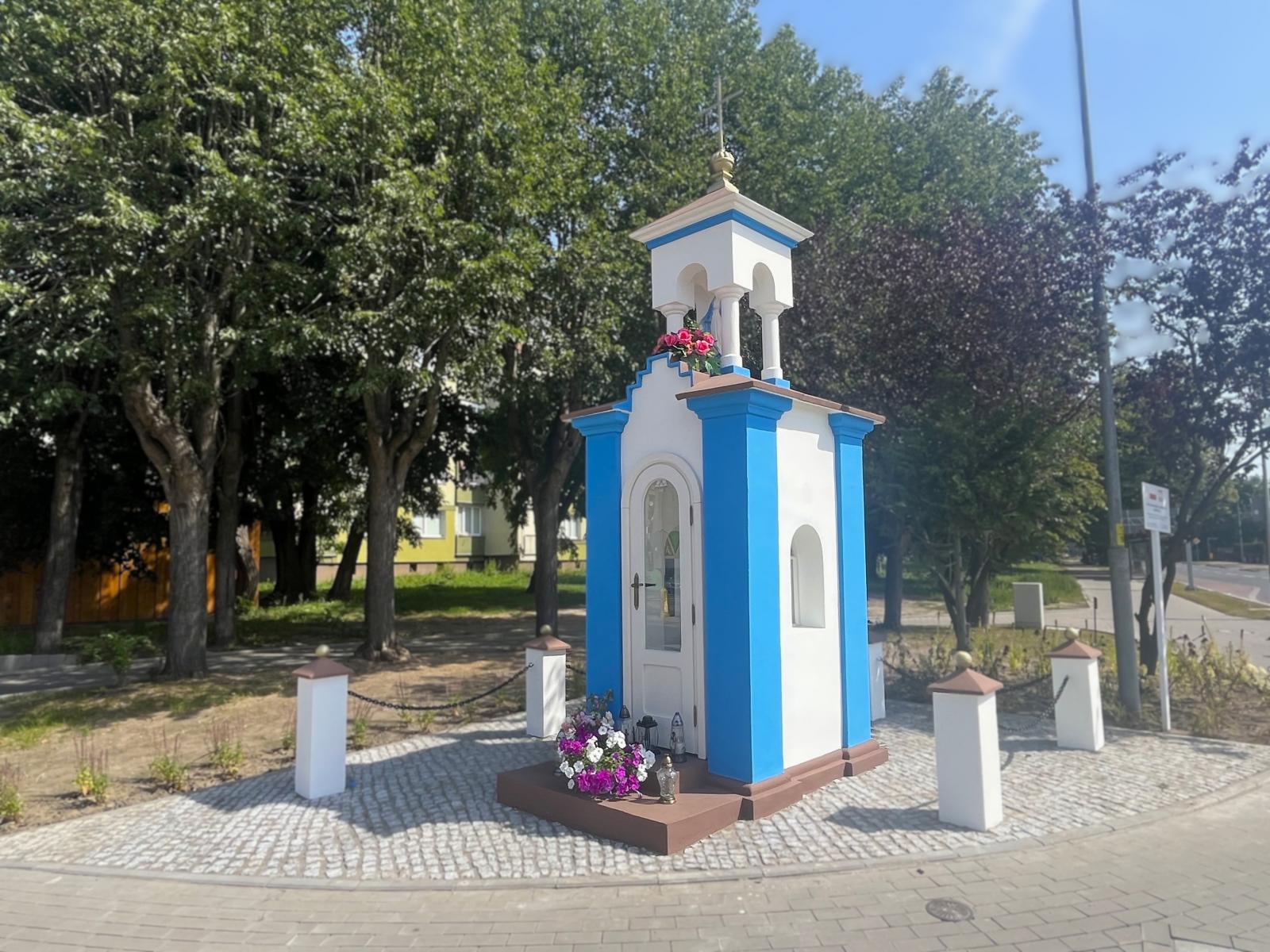 Odnowiona kapliczka z zagospodarowaniem 