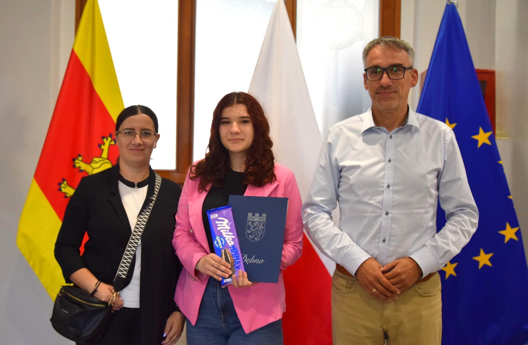 Od lewej stoją: kobieta, Aleksandra Sala, burmistrz Dębna, w tle flagi Dębna, Polski, UE