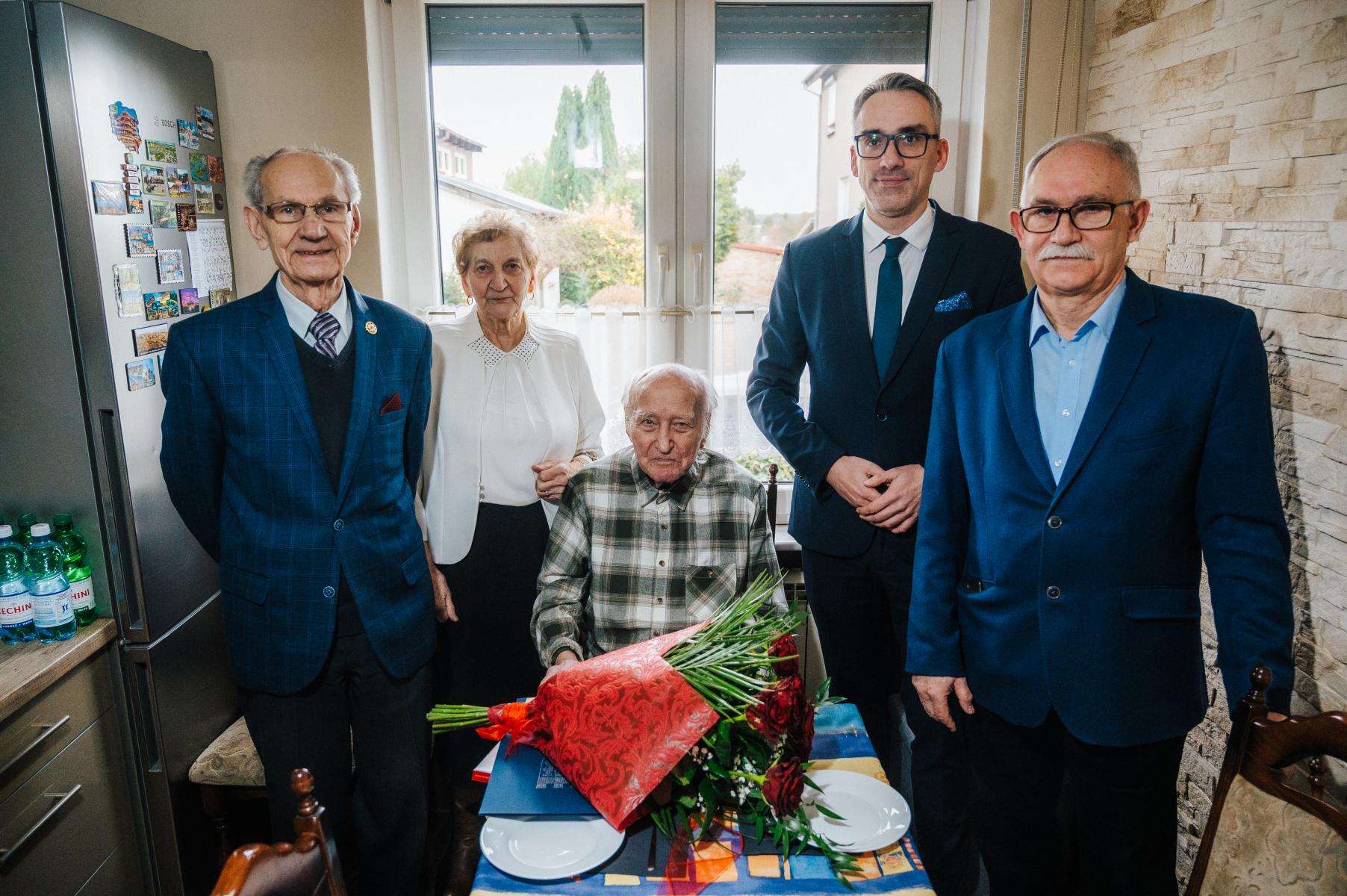 Od lewej stoją: Zdzisaław Pyro, Maria Mazur, Wojciech Czepułkowski, Adam Kaczmarczyk. Po środku siedzi Henryk Bondini  