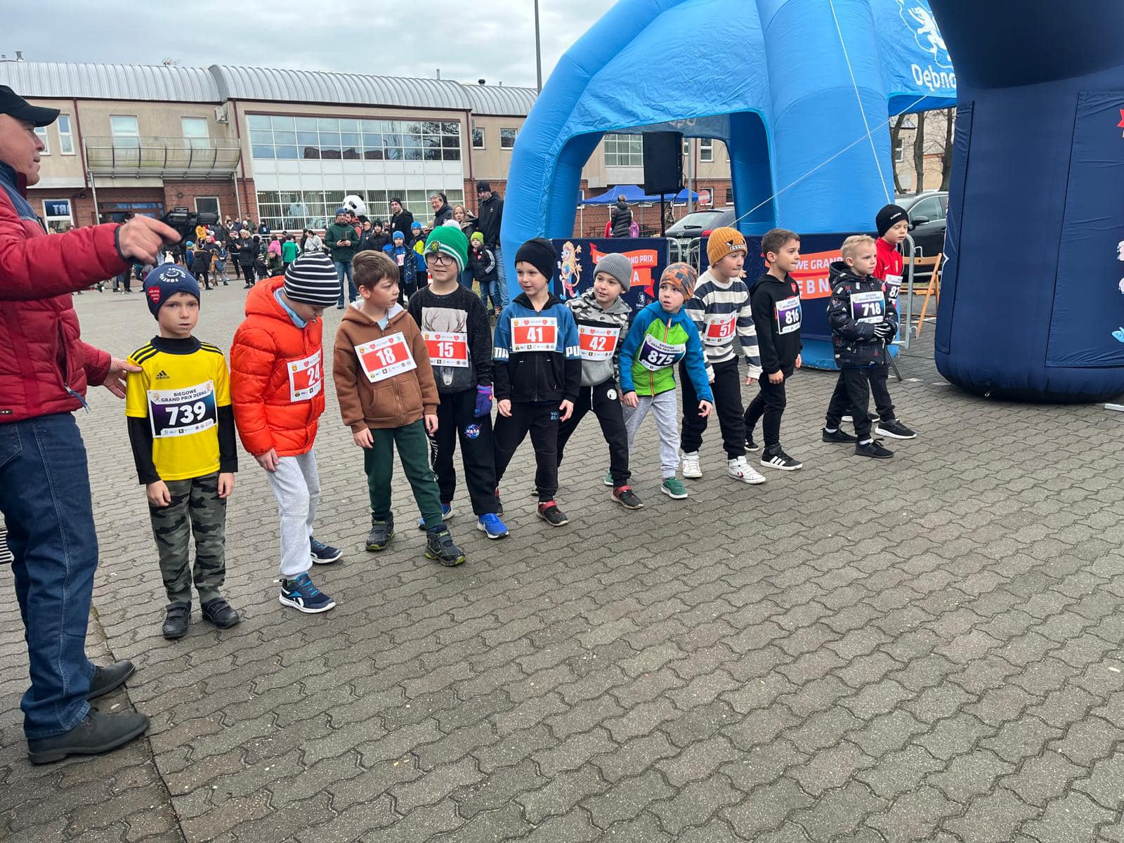 Chłopcy stoją na podium 