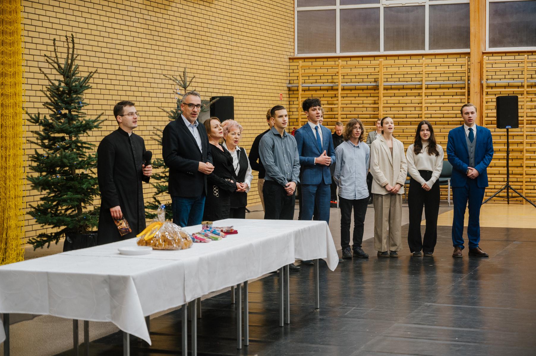 Władze miasta, ksiądz, grupa młodzieży na hali