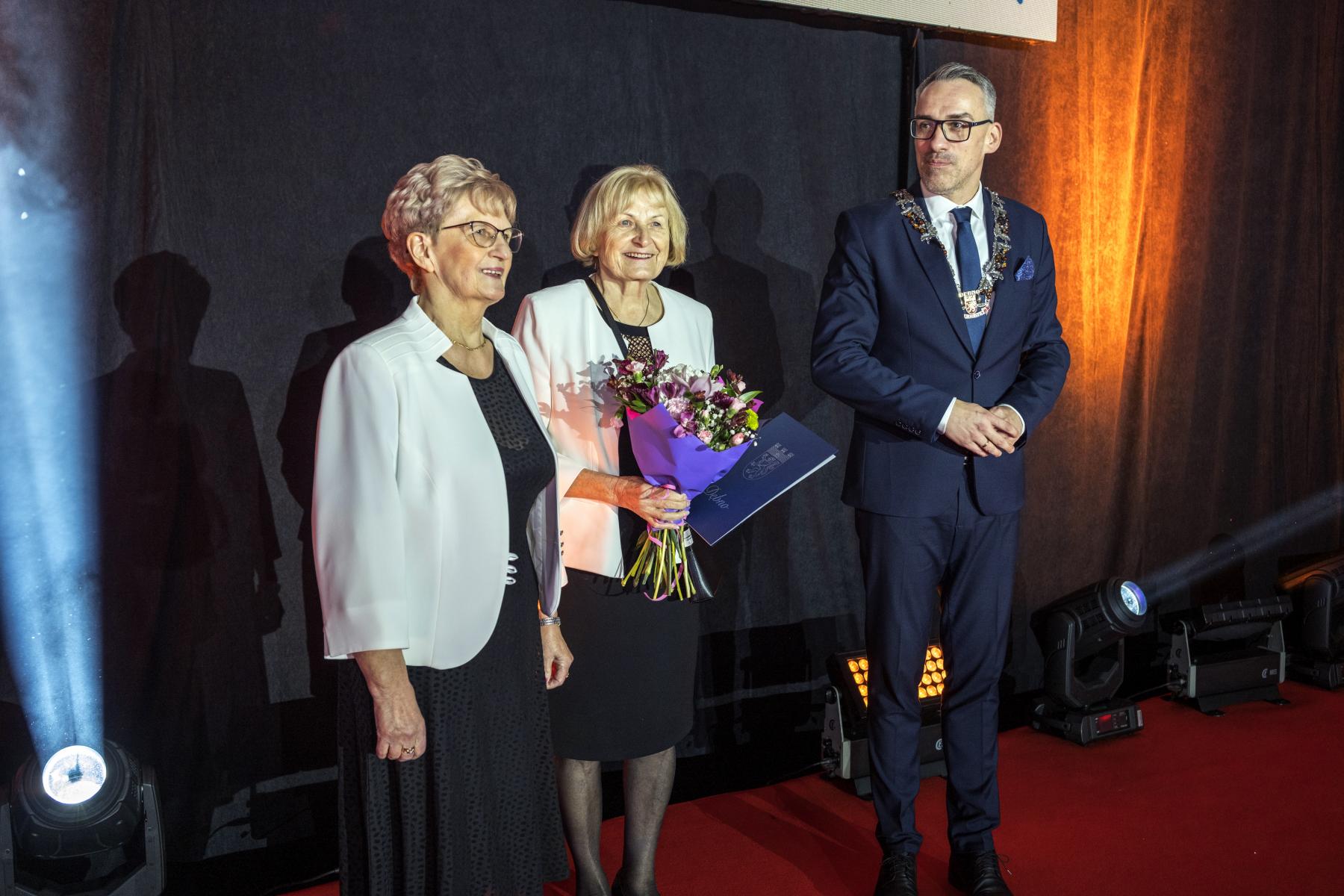 Od lewej: dwie kobiety, burmistrz,  w środku wyróżniona Aniela Kołodziej,  