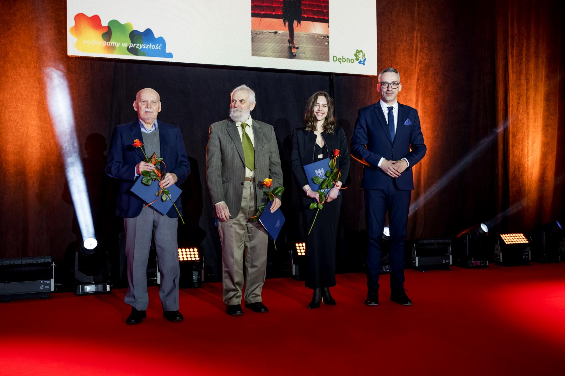Wyróżnieni stoja na scenie . Od lewej. W. Romanowski, M. Schiller, Z. Cichoszewska, W. Czepułkowski
