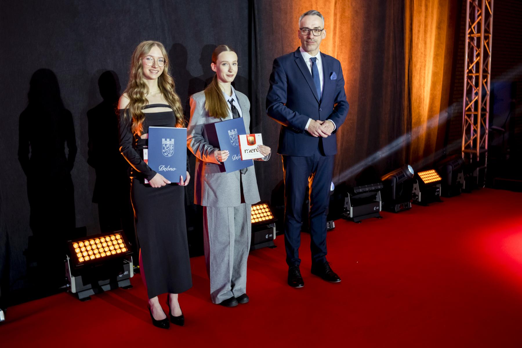 Na scenie od lewej stoją: W. Taracińska, E. Kopaszewska, W. Czepułkowski