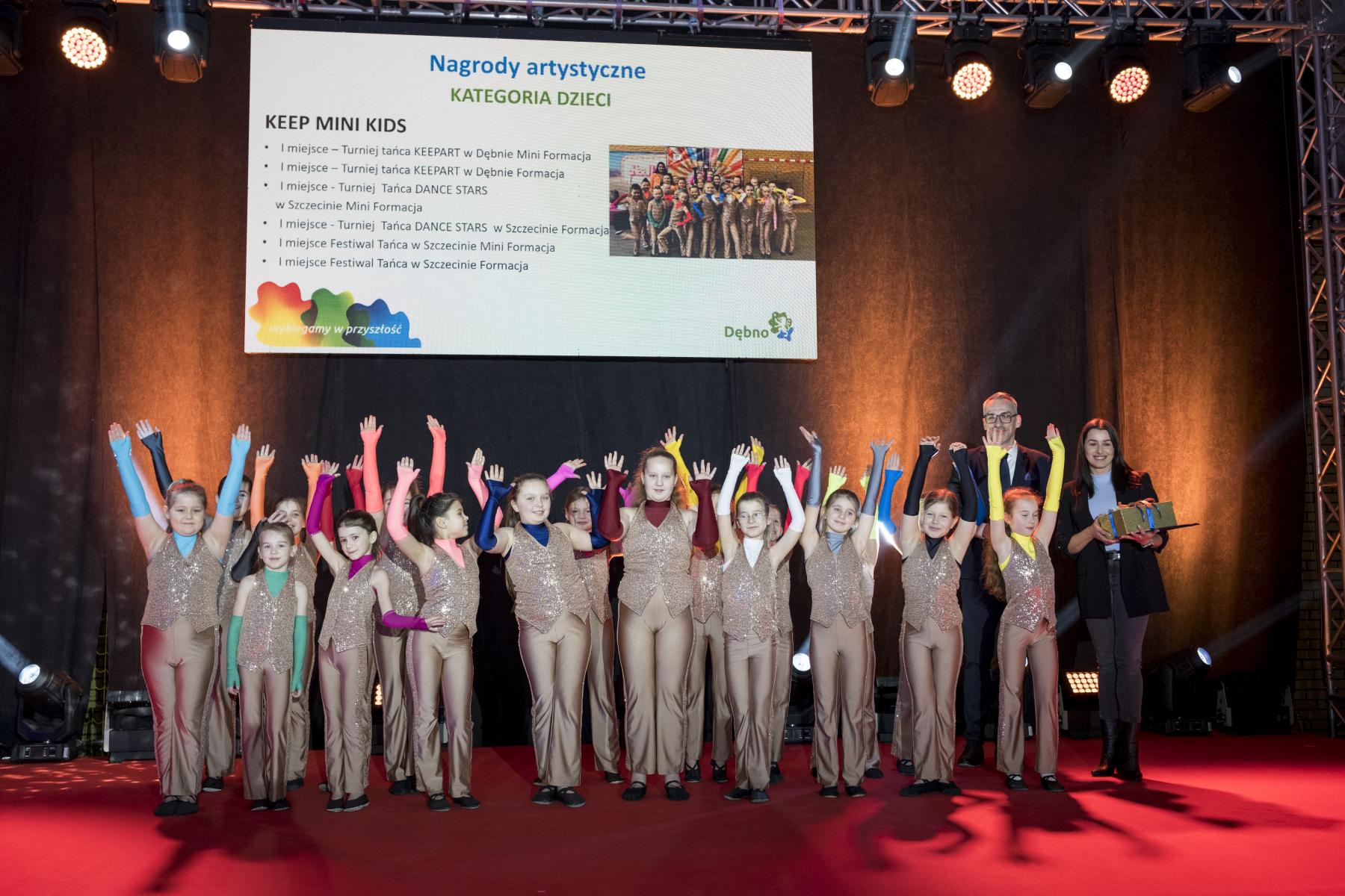 Zespół Mini Kids na scenie z burmistrzem 