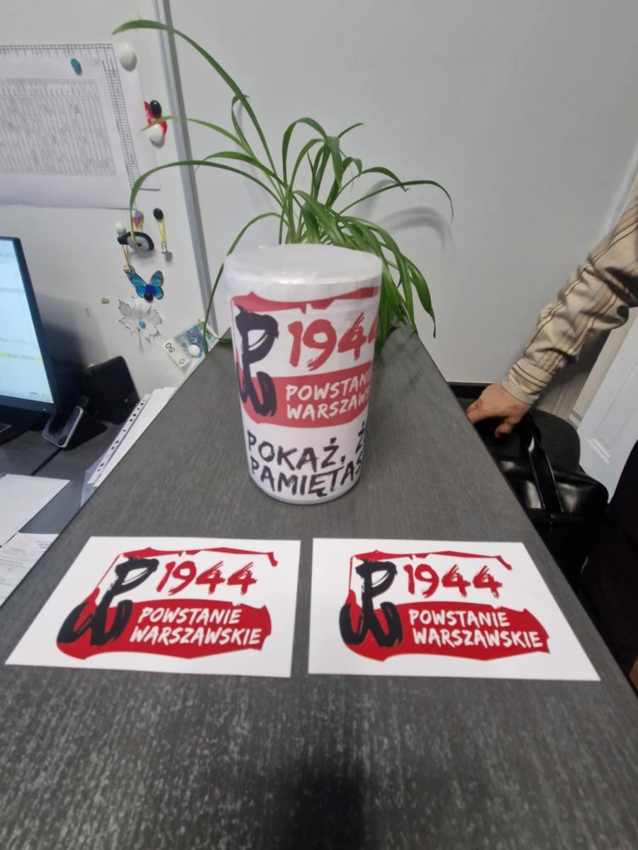 Kubek i naklejki z logiem ze znakiem Powstania Warszwskiego