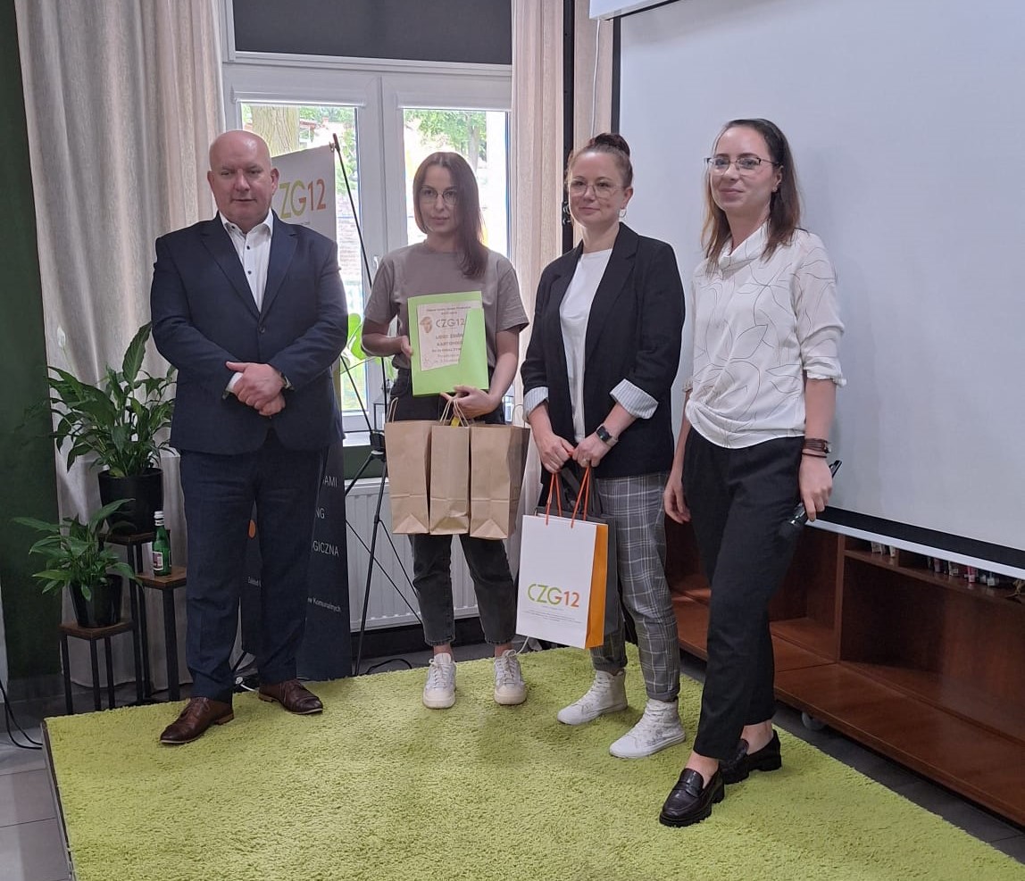Od lewej. Mężczyzna, trzy kobiety. 