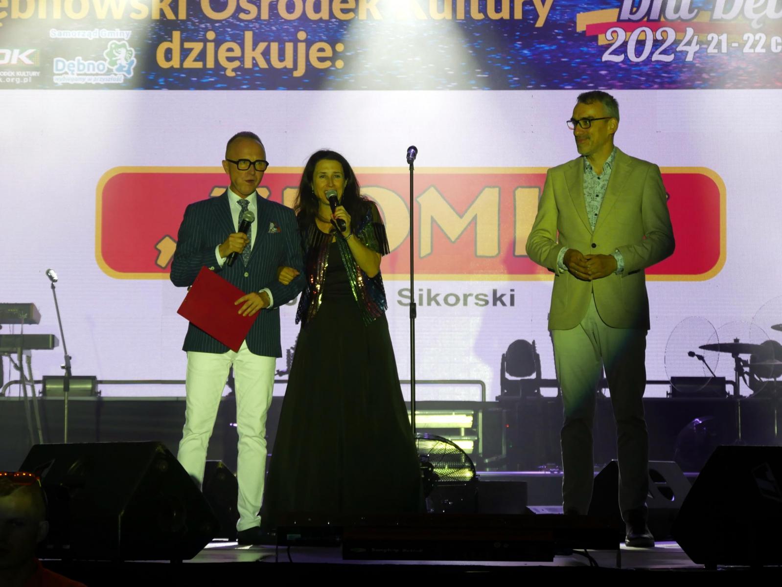 Na scenie od lewej: prowadzący, dyrektor Joanna Rau, brumistrz Debna Wojciech Czepułkowski