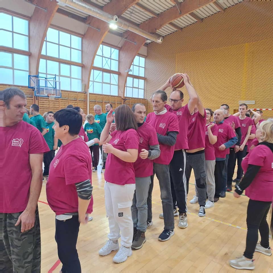 Uczestnicy podczas sportowych zajęć
